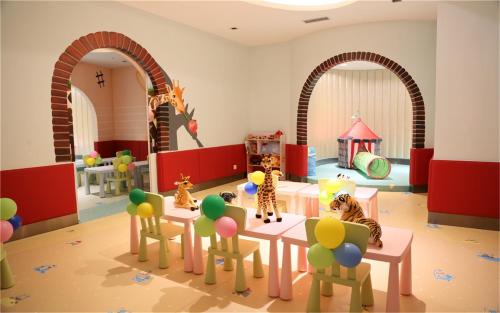 a room with a group of children sitting at a table at Mangrove Tree Resort World Sanya Bay-Kapok in Sanya