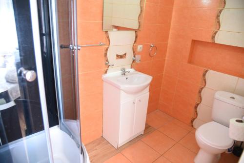 un bagno con wc, lavandino e doccia di Nestor II a Mrzeżyno