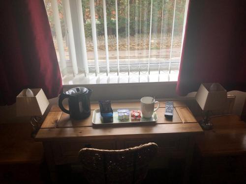 stół z talerzem jedzenia i oknem w obiekcie Red Lion Accommodation w mieście Abingdon