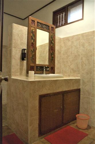 a bathroom with a sink and a mirror at Mangga Bungalow in Sanur