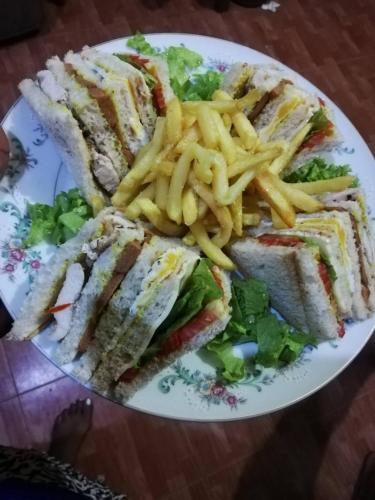 Makanan di atau berdekatan asrama