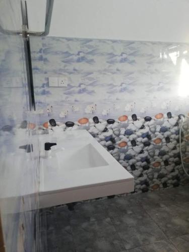 Bilik mandi di Golden Town Hostel