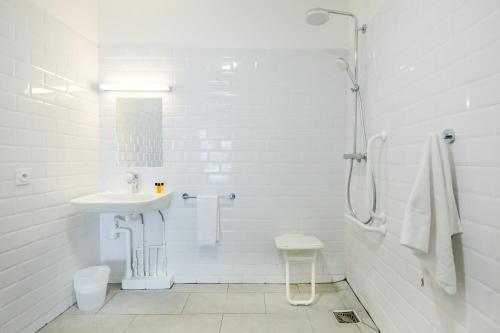 Ett badrum på Hôtel Le Grand Bleu