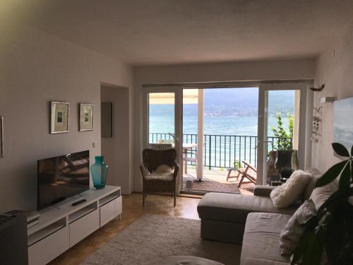 a living room with a view of the ocean at Ferienwohnung Töschling Wörthersee in Techelsberg am Worthersee