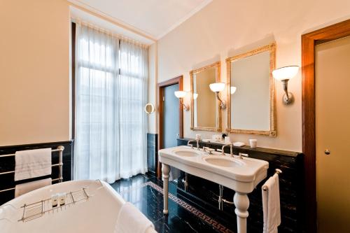 Kylpyhuone majoituspaikassa Grand Hotel LES TROIS ROIS