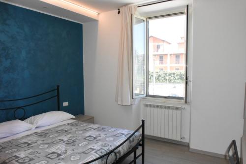 1 dormitorio con cama y ventana grande en Albano Station Rooms, en Pavona