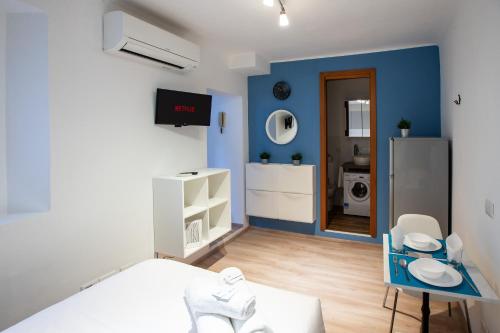 una camera con un letto e una parete blu di Apartment Clusone 1 a Milano