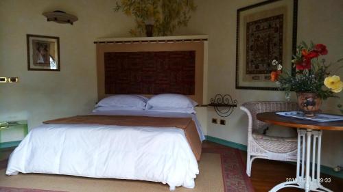 a bedroom with a bed and a table with a table at Casa del Sole in Venturina Terme