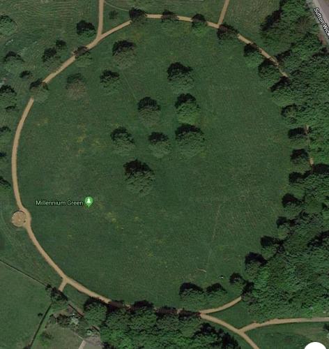 a green spot in the middle of a grass field at Red Lion Accommodation in Abingdon