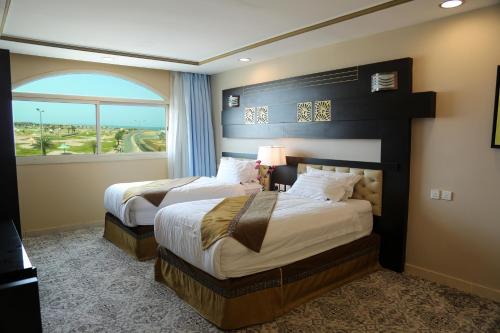 Un pat sau paturi într-o cameră la Alazhar Palace Hotel
