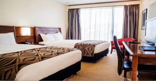 Кровать или кровати в номере Crown Hotel