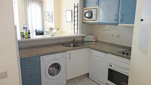 eine Küche mit einer Spüle und einer Waschmaschine in der Unterkunft Marbella House Penthouse 85 in Marbella
