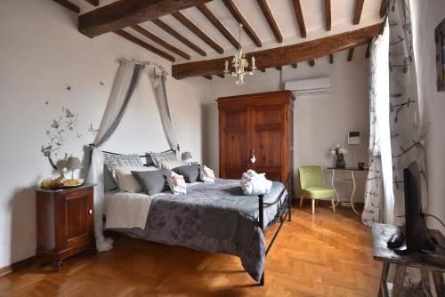 Un pat sau paturi într-o cameră la Il Giglio B&B