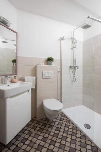 un bagno con wc, doccia e lavandino di Noemi's rooms a Rovigno (Rovinj)