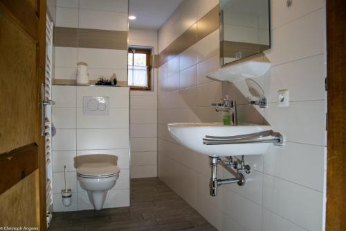 Un baño de Appartement am Plansee