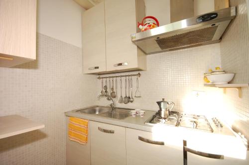 una cucina con lavandino e piano di lavoro di Nice Apartment near Adriatic sea a Montesilvano Marina