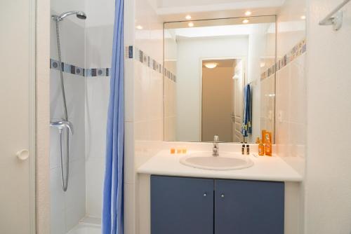 a bathroom with a sink and a shower at Vacancéole - Résidence Alizéa Beach in Valras-Plage