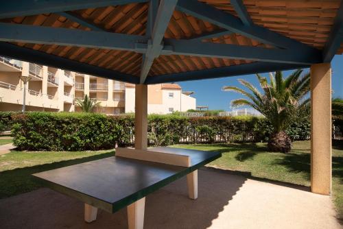 Stolní tenis v ubytování Vacancéole - Résidence Alizéa Beach nebo okolí