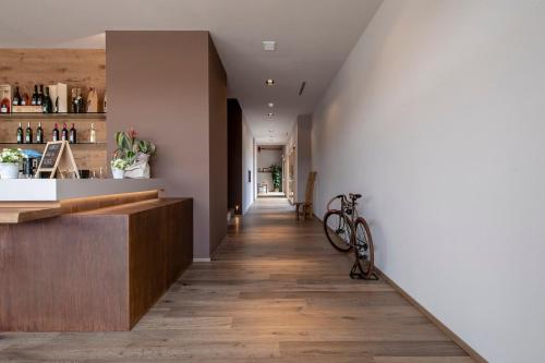 a hallway with a bike leaning against a wall at COBUE "Wine resort & Spa" in Pozzolengo