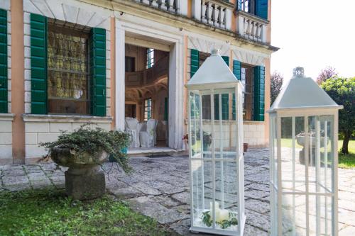 a couple of glass lanterns in front of a building at Villa da Ponte B&B in Cadoneghe