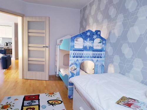 ein Kinderschlafzimmer mit einem Etagenbett im Stil eines Schlosses in der Unterkunft ApartMorze apartamenty Fregata in Jastrzębia Góra