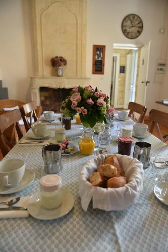 une table avec un chiffon de table et un plateau de pâtisseries dans l'établissement logis-des-cordeliers, à Saint-Émilion