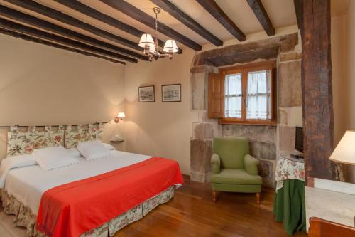 A bed or beds in a room at Casona De La Salceda