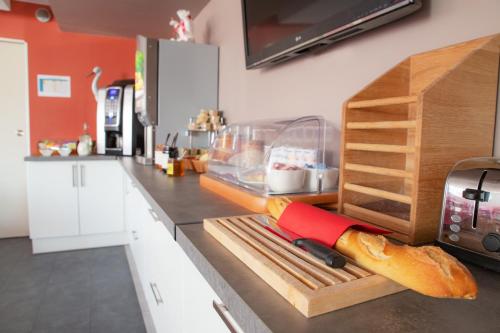 Cuisine ou kitchenette dans l'établissement Comfort Aparthotel Mutzig Portes d'Alsace