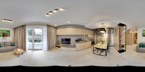ein Wohnzimmer mit einer Küche und einem Esszimmer in der Unterkunft Smart2Stay Apartamenty in Warschau