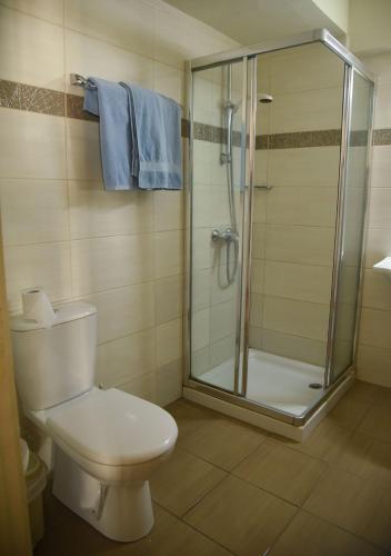 Un baño de Elysso Hotel