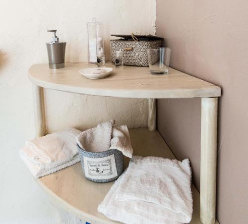 a table with pillows on a shelf in a room at Chambres d'hôtes Larroquinière in Port-Sainte-Marie