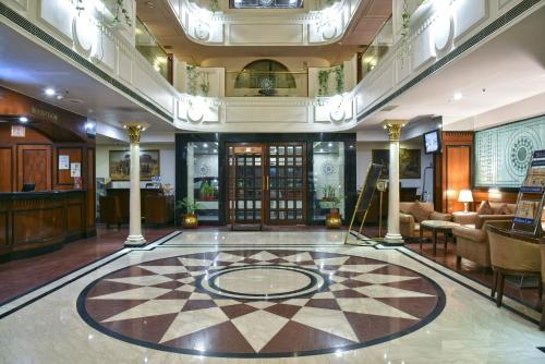 un vestíbulo de un hotel con suelo a cuadros en Quality Inn Residency, en Hyderabad