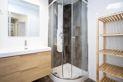 A bathroom at Apartamentos Goyescas Deco