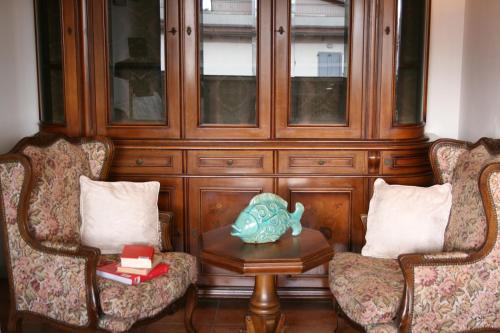 una stanza con due sedie e un tavolo e un armadietto di Residenza Manuela a Riccione