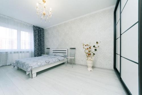 sypialnia z łóżkiem i wazonem kwiatów w obiekcie 1 вулиця Софії Русової w Kijowie