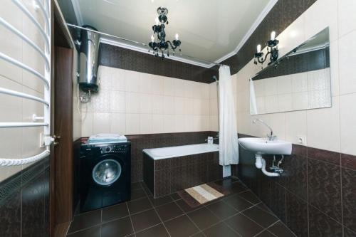 W łazience znajduje się pralka i umywalka. w obiekcie 1 вулиця Софії Русової w Kijowie