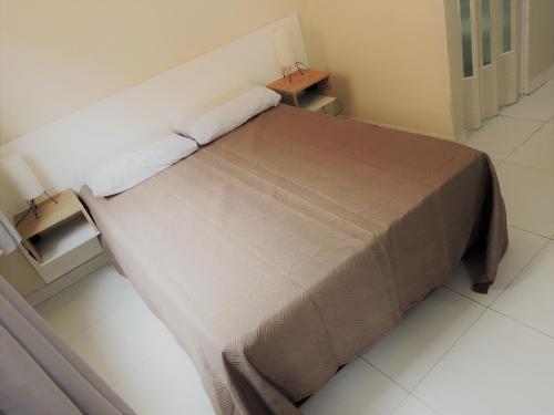a large bed in a room with at 10 Studios in Sao Paulo