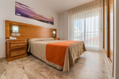 Giường trong phòng chung tại Hotel Apartamentos Loto Conil