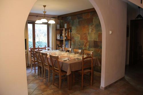 een eetkamer met een lange tafel en stoelen bij Chalet Casa Honorato in San Rafael