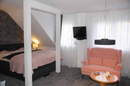 Ένα ή περισσότερα κρεβάτια σε δωμάτιο στο SkinSpa Apartments Idar-Oberstein