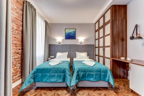 聖彼得堡的住宿－Velvet，一间卧室设有两张床和砖墙