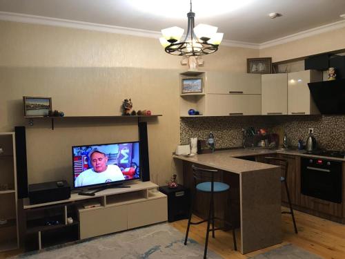 En TV eller et underholdningssystem på Baku Central Apartment