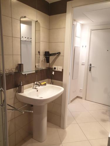 une salle de bain avec un lavabo, un miroir et une douche dans l'établissement Cocooning, à Menton