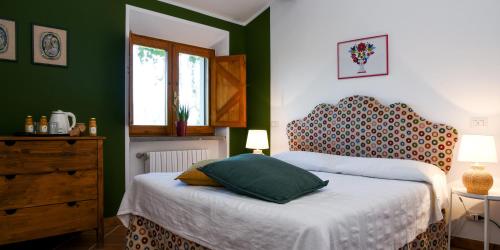 um quarto com uma cama com uma parede verde em Masseria GiòSole em Capua