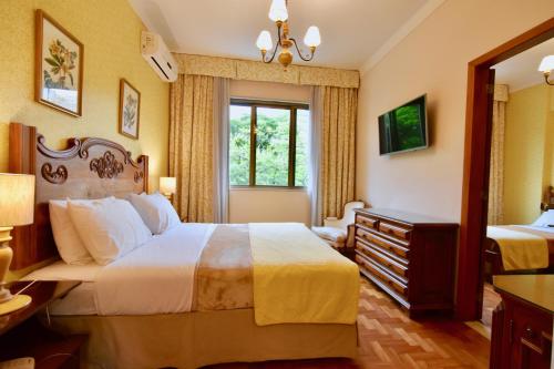 ペトロポリスにあるHotel Yorkの大きなベッドと窓のあるホテルの部屋