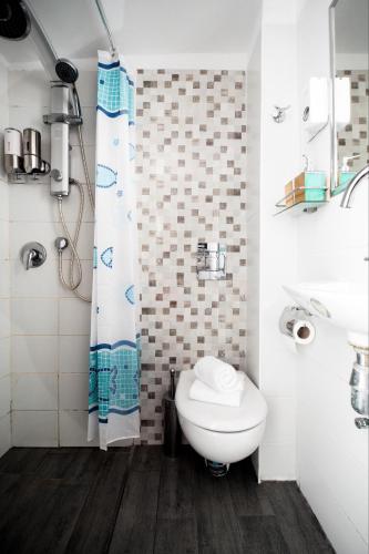 Stunning Studio By The Beach في تل أبيب: حمام مزود بمرحاض ودش