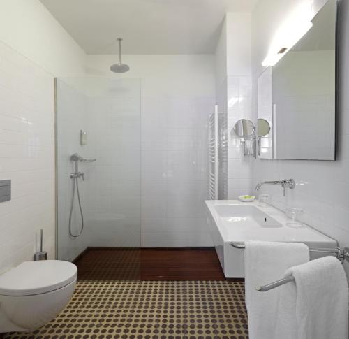 bagno bianco con servizi igienici e lavandino di Pensao Favorita a Porto