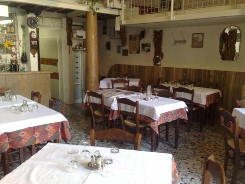 Albergo Locanda Garibaldi tesisinde bir restoran veya yemek mekanı