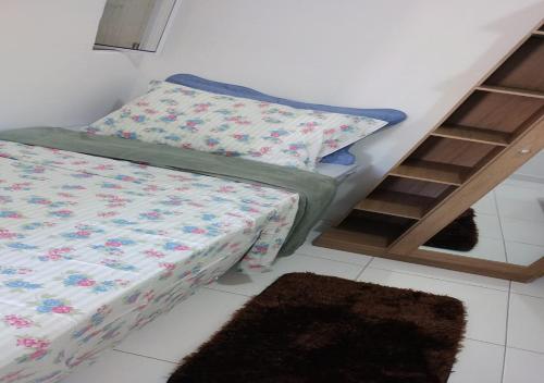 Habitación pequeña con cama y escalera en Residencial Dom Laurindo, en Paulo Afonso