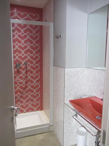 a bathroom with a red sink and a shower at Affittacamere Da Paulin in Manarola